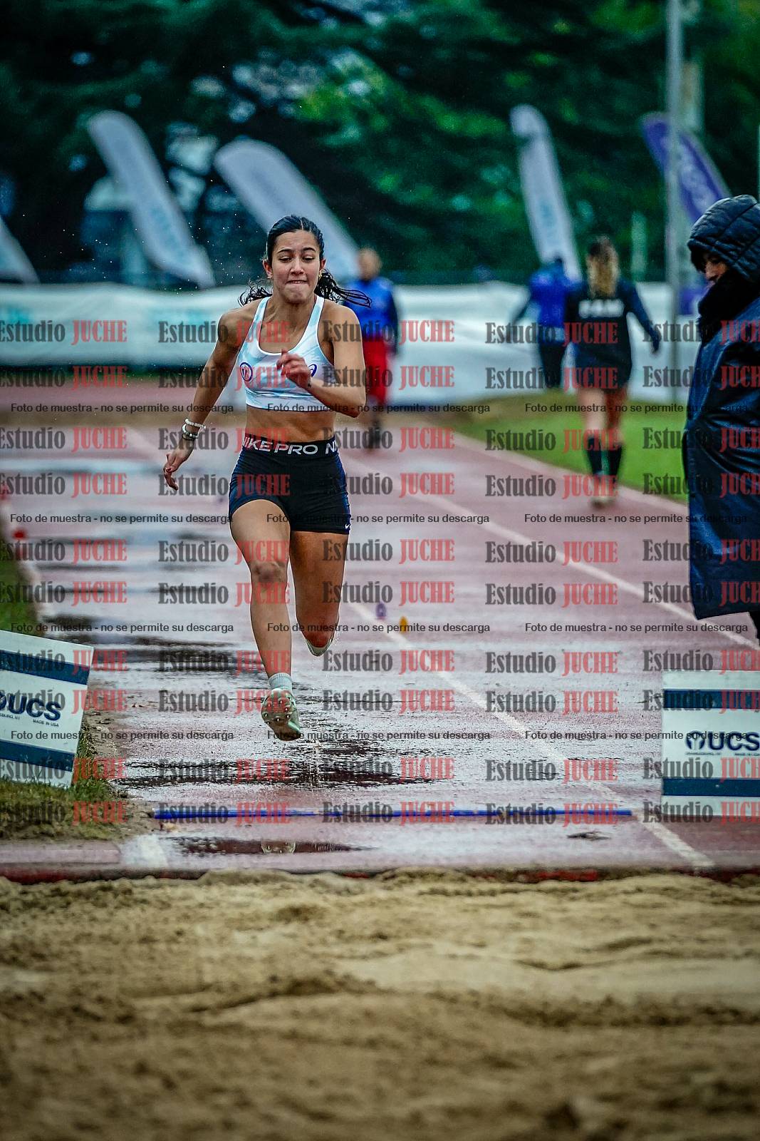 Fotos del salto en largo de mujeres