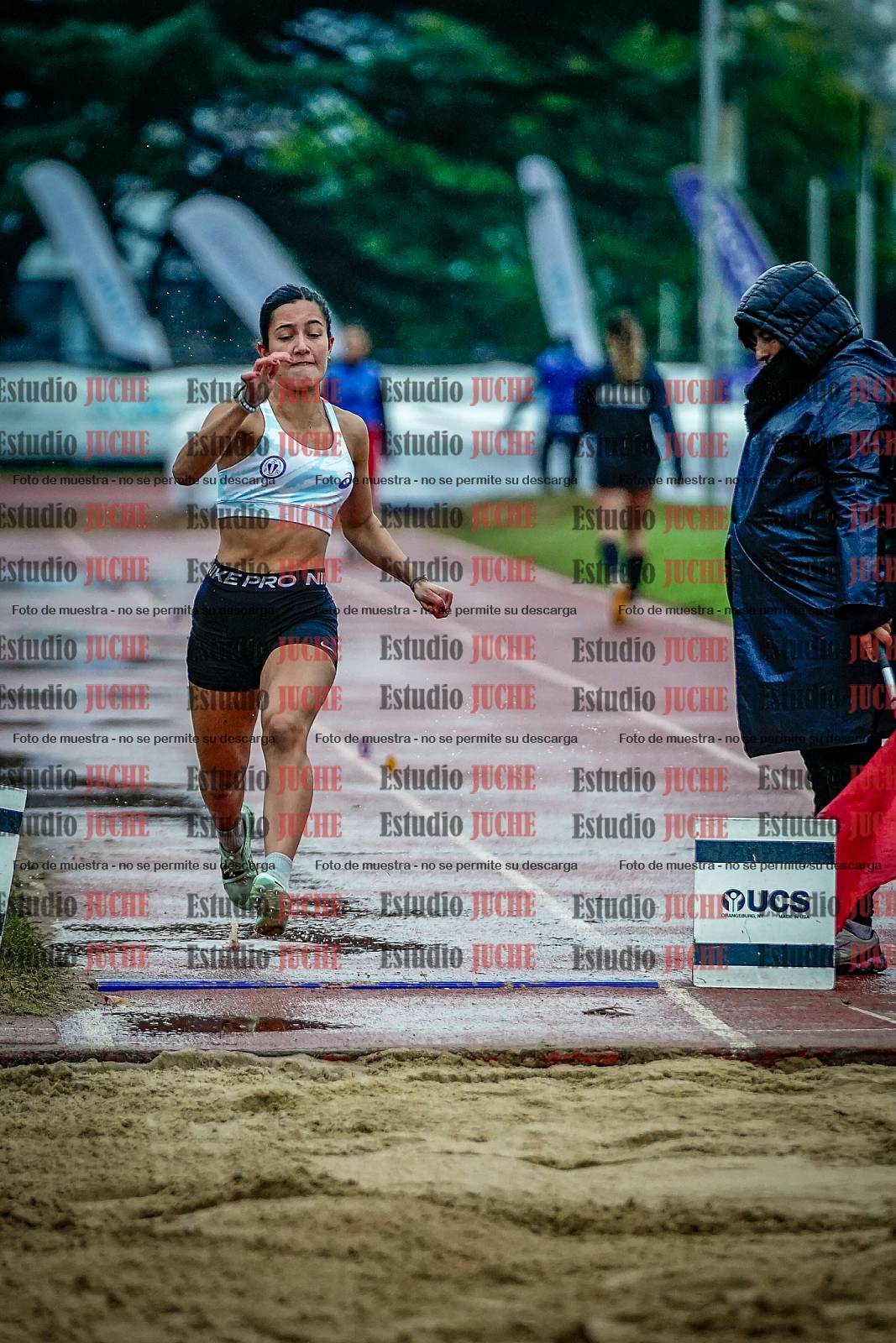 Fotos del salto en largo de mujeres