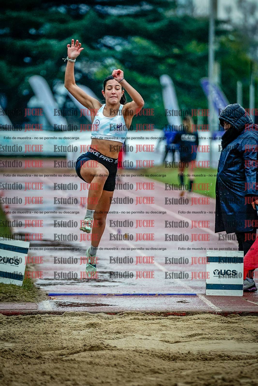 Fotos del salto en largo de mujeres