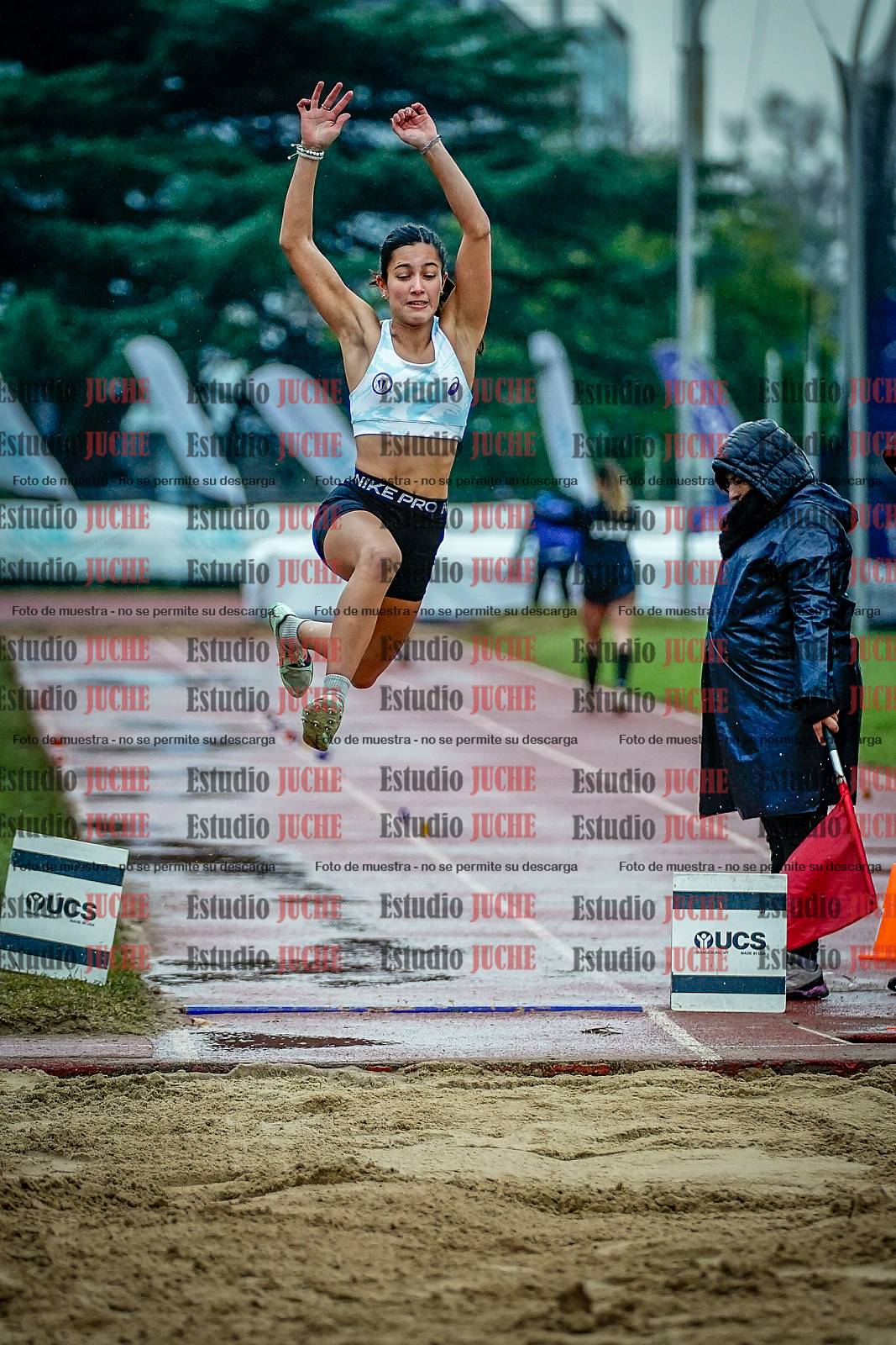 Fotos del salto en largo de mujeres