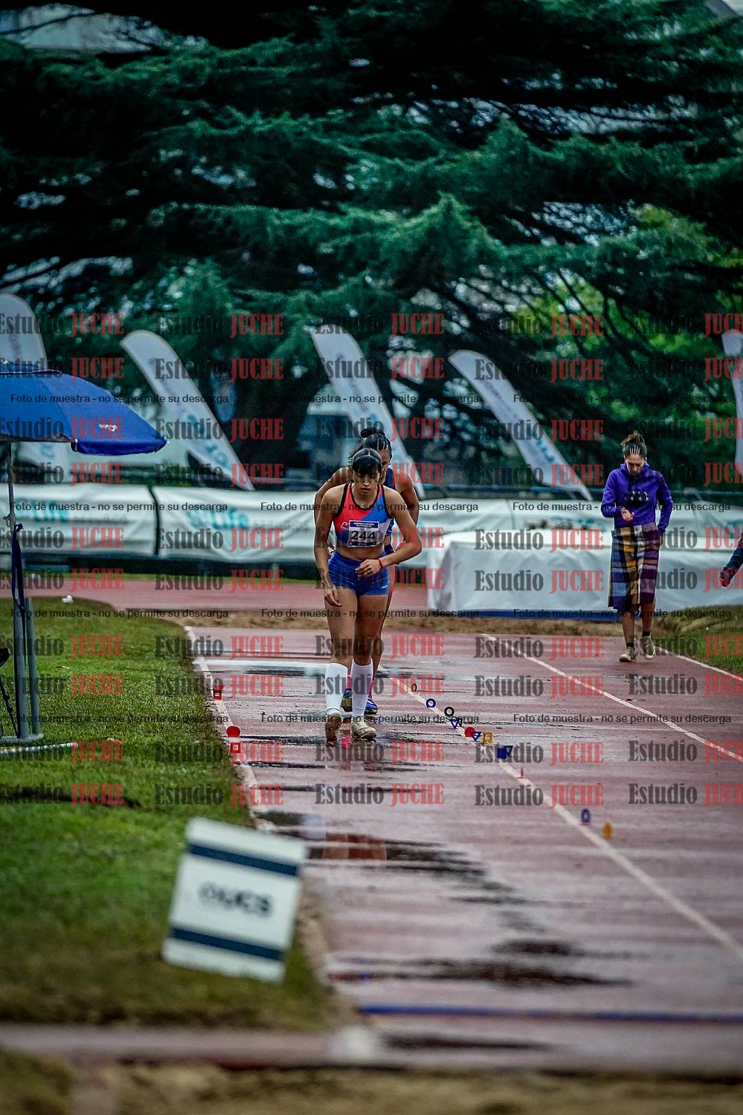 Fotos del salto en largo de mujeres