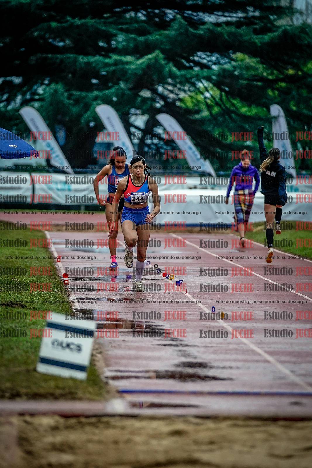 Fotos del salto en largo de mujeres