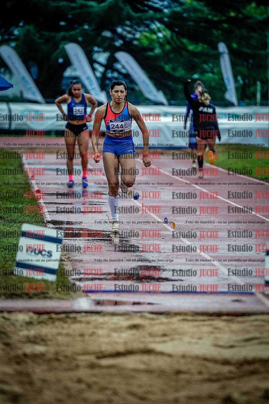 Fotos del salto en largo de mujeres