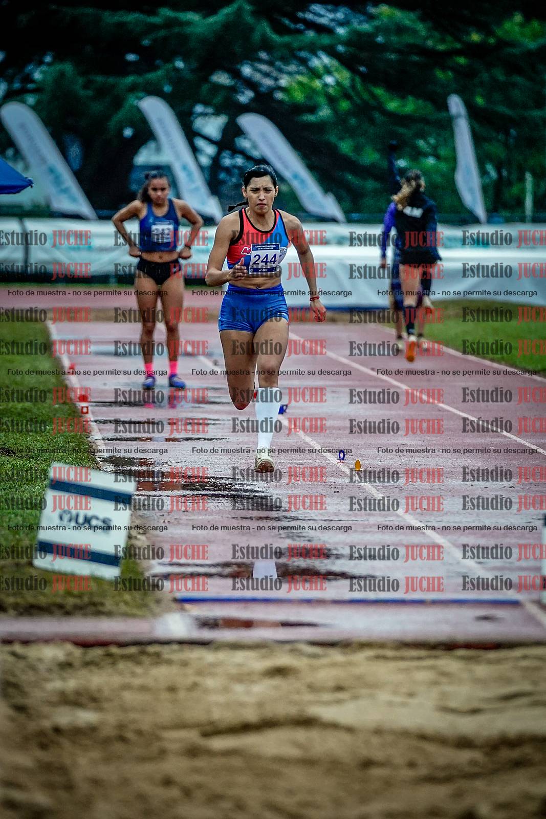Fotos del salto en largo de mujeres