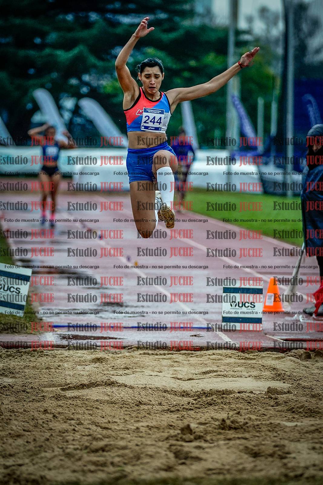 Fotos del salto en largo de mujeres