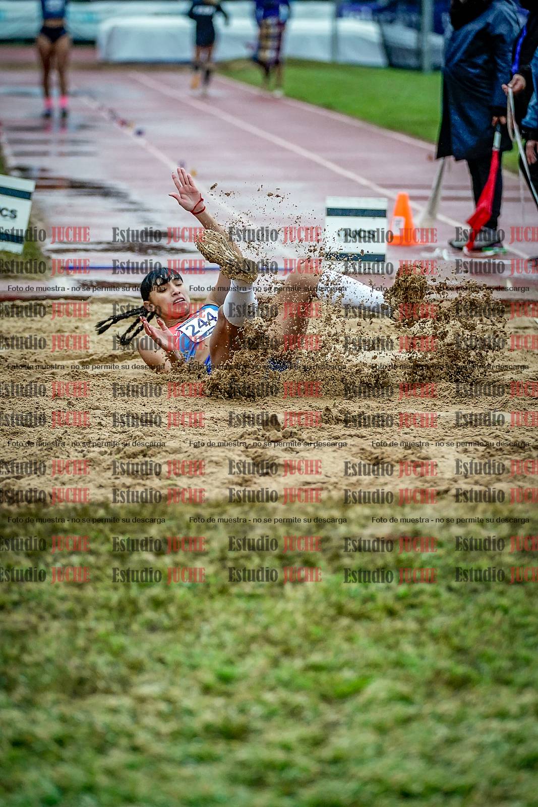 Fotos del salto en largo de mujeres