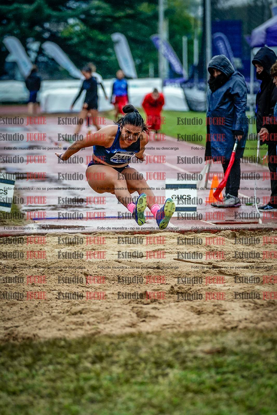 Fotos del salto en largo de mujeres