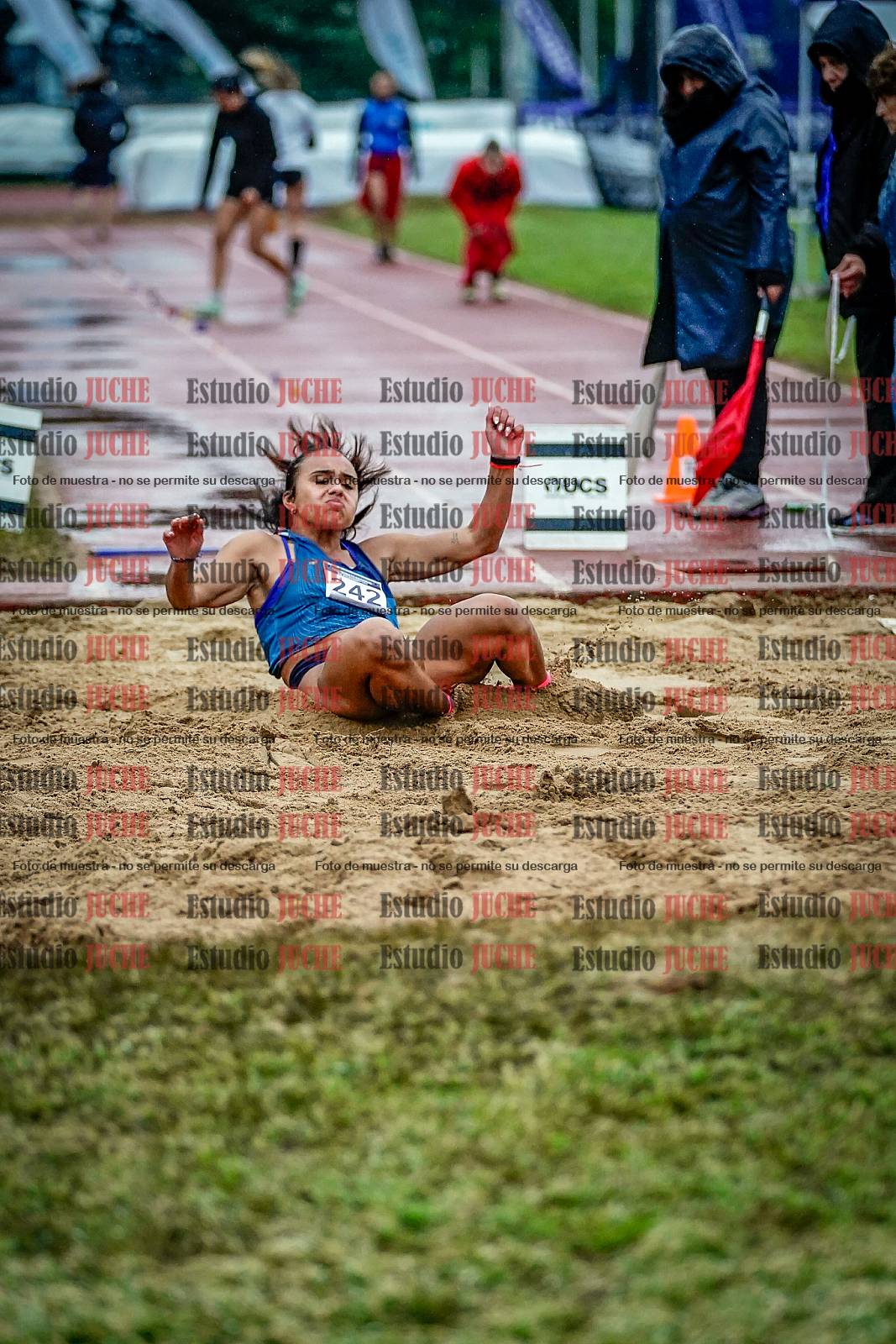 Fotos del salto en largo de mujeres