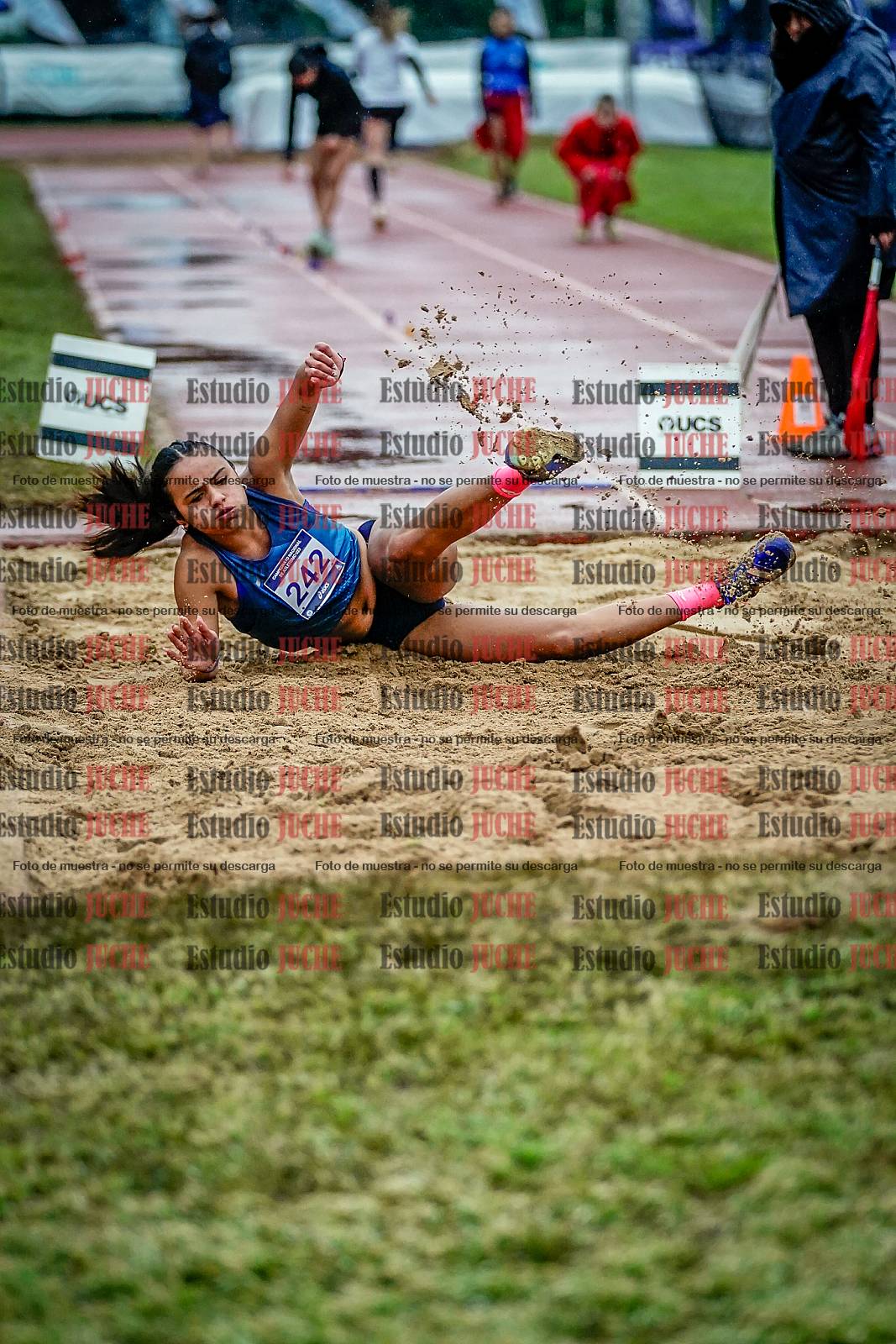 Fotos del salto en largo de mujeres
