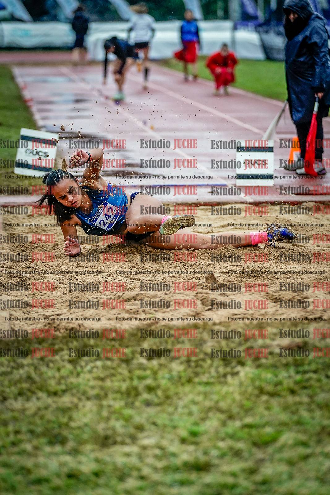 Fotos del salto en largo de mujeres