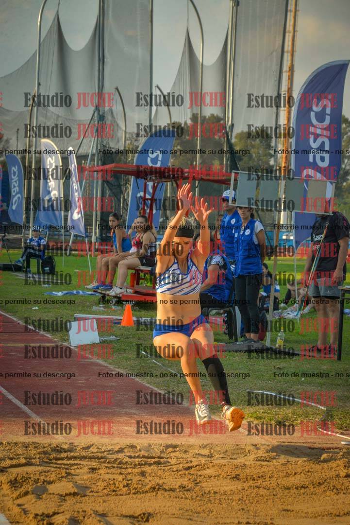 Fotos del salto en largo de mujeres