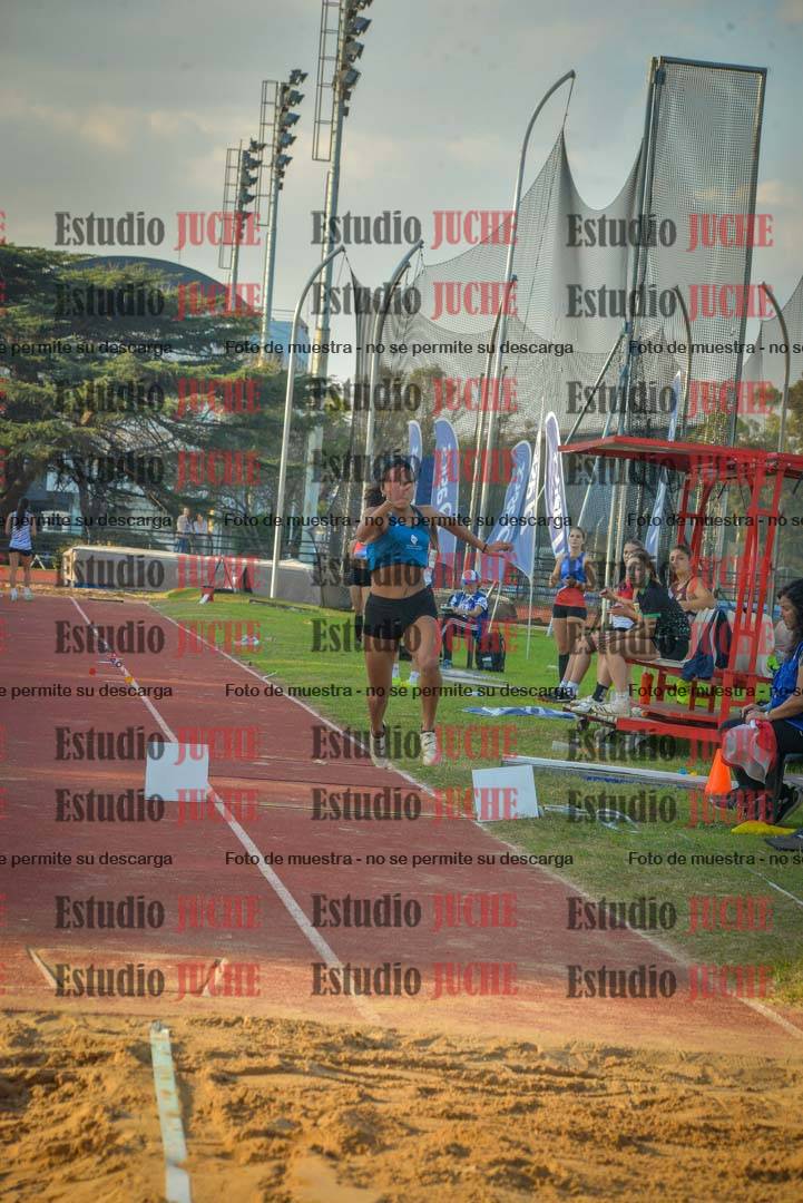 Fotos del salto en largo de mujeres