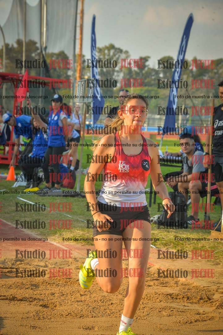 Fotos del salto en largo de mujeres