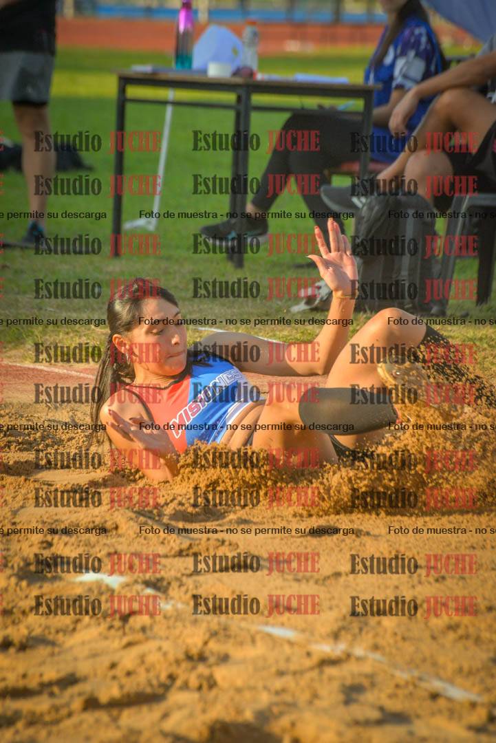 Fotos del salto en largo de mujeres