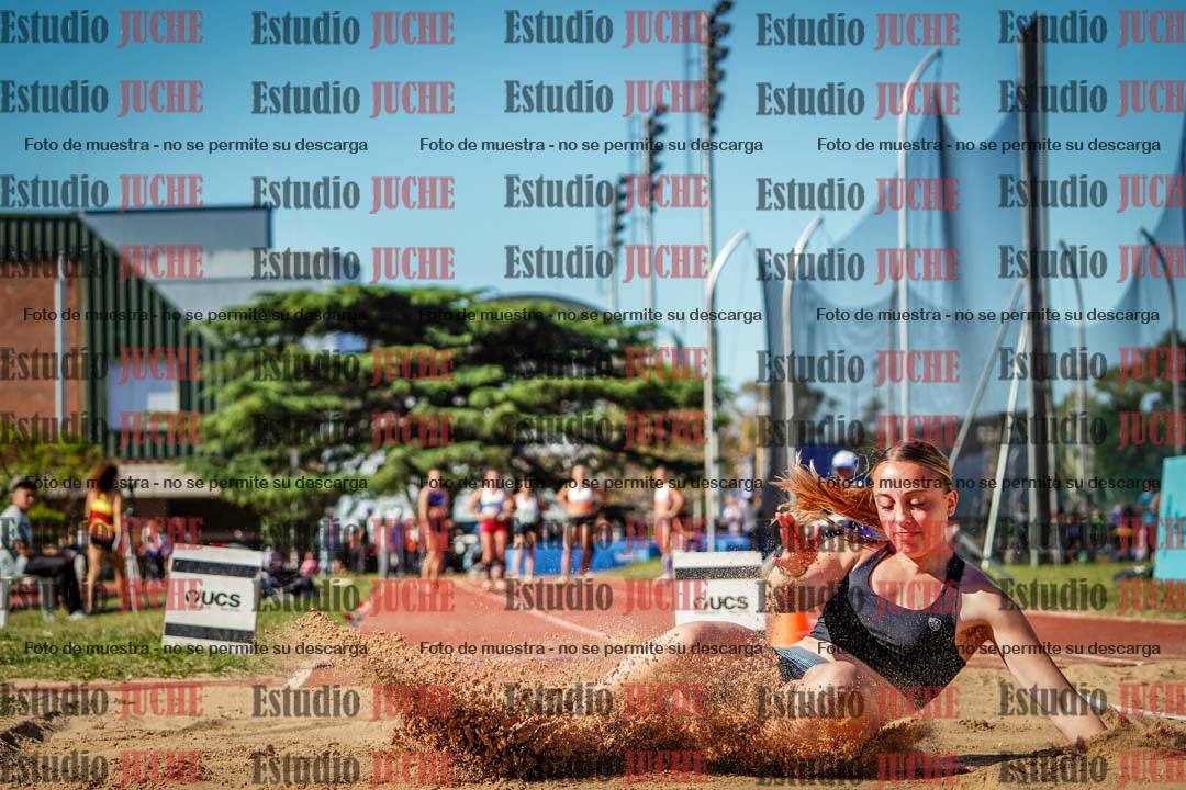 Fotos del salto en largo de mujeres