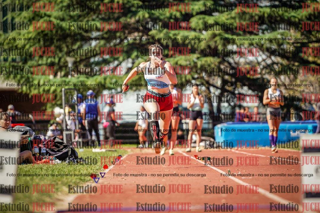 Fotos del salto en largo de mujeres