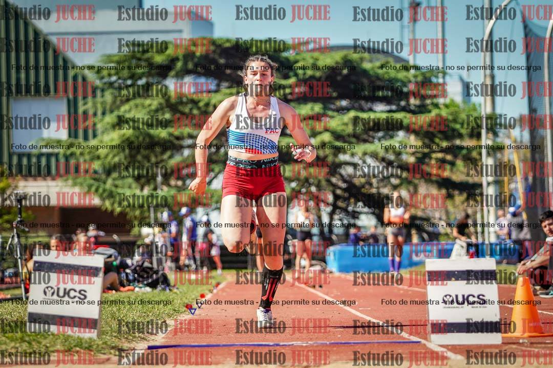 Fotos del salto en largo de mujeres