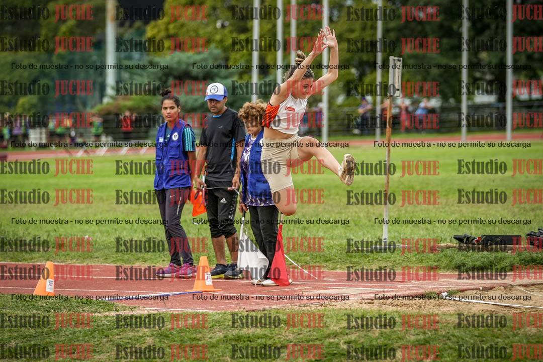 Fotos del salto en largo de mujeres - mayores