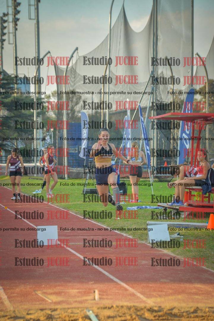 Fotos del salto en largo de mujeres