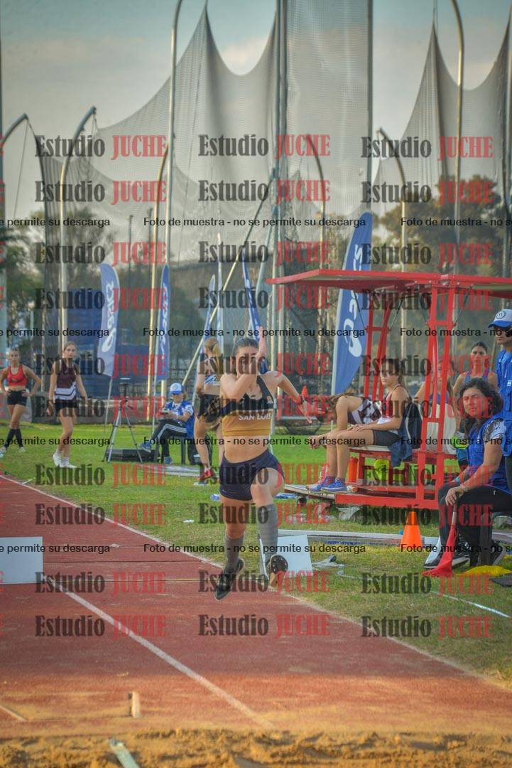 Fotos del salto en largo de mujeres