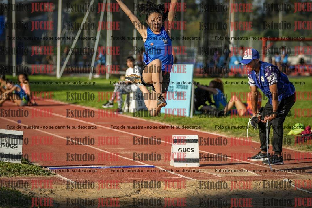 Fotos del salto en largo de mujeres