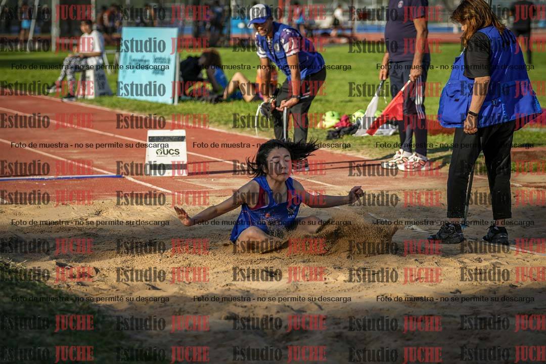 Fotos del salto en largo de mujeres