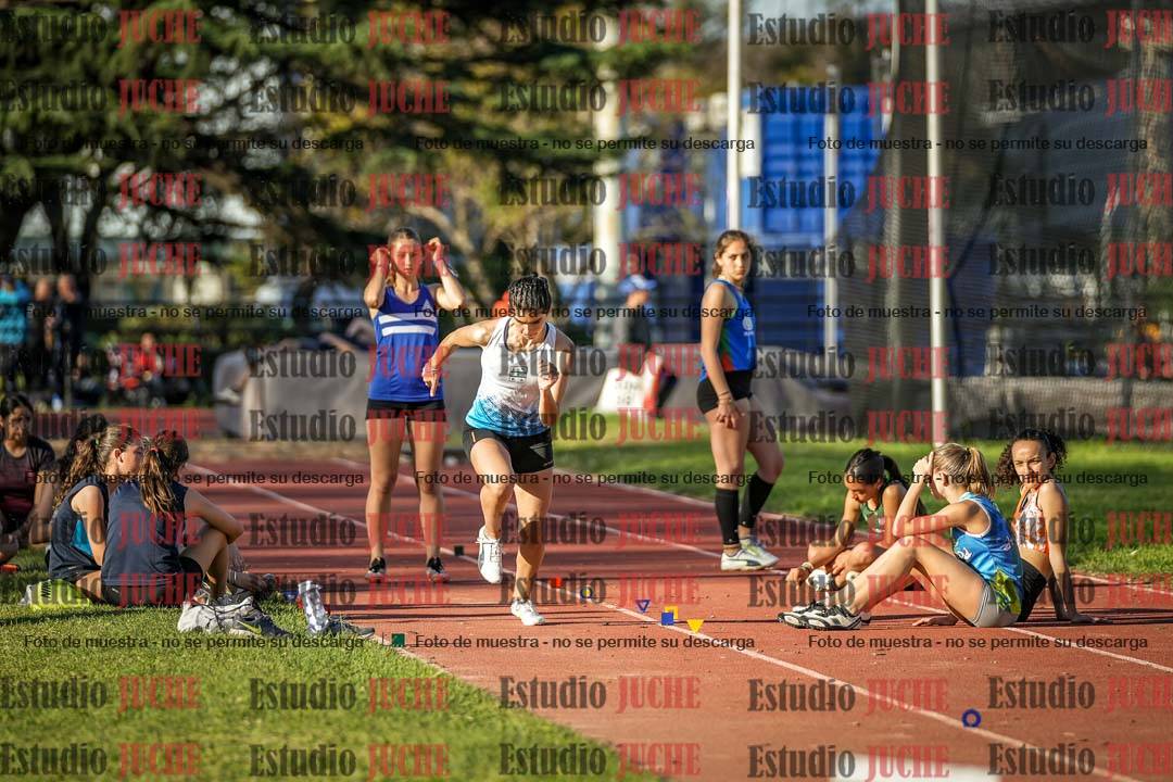 Fotos del salto en largo de mujeres