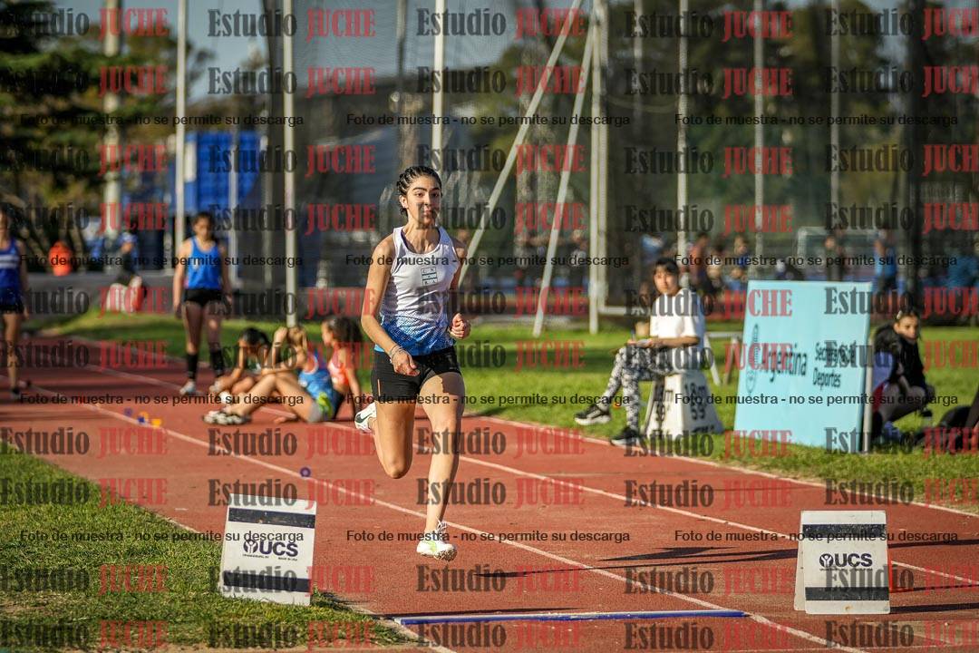 Fotos del salto en largo de mujeres