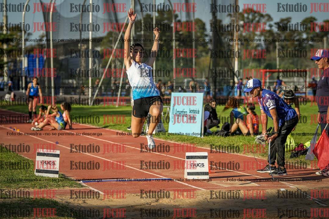 Fotos del salto en largo de mujeres