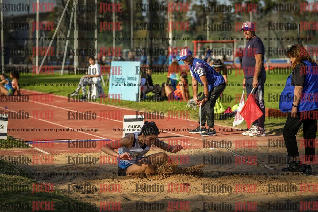 Fotos del salto en largo de mujeres