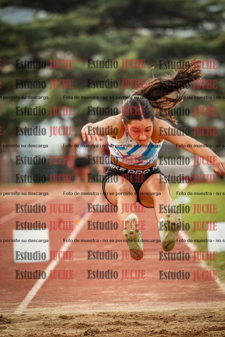Fotos del salto en largo de mujeres