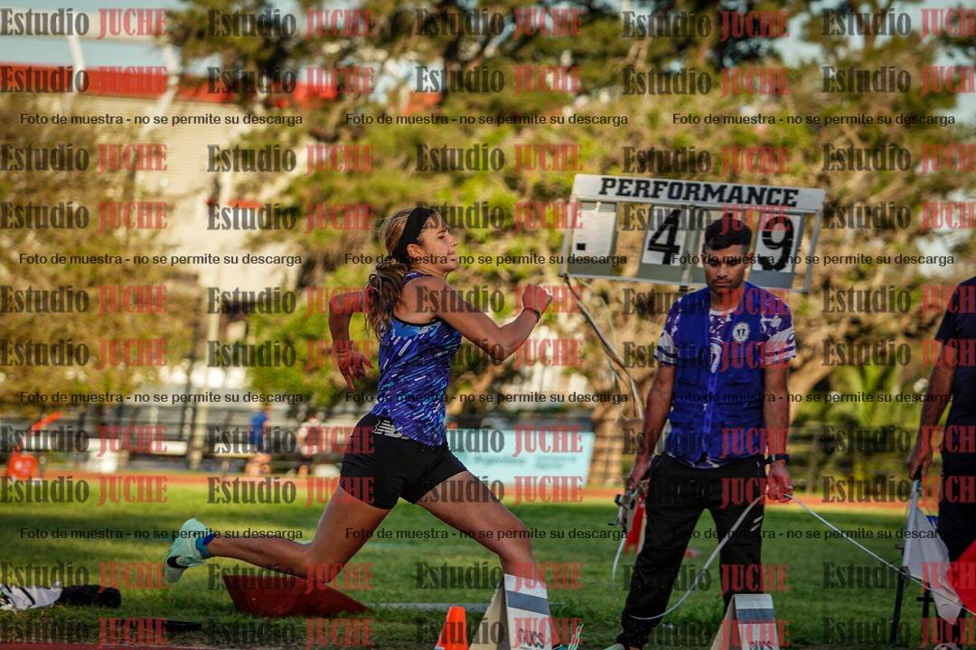 Fotos del salto en largo de mujeres