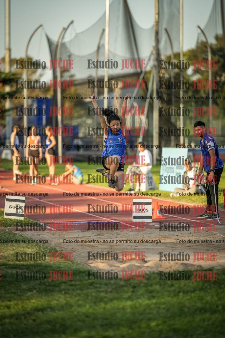 Fotos del salto en largo de mujeres