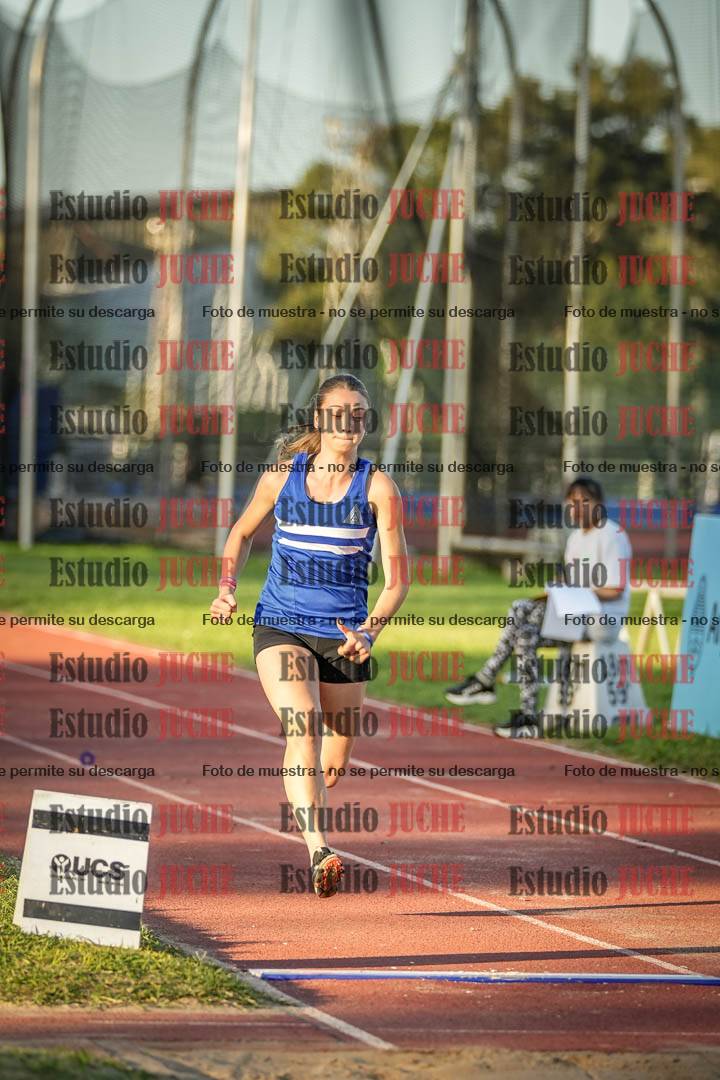 Fotos del salto en largo de mujeres